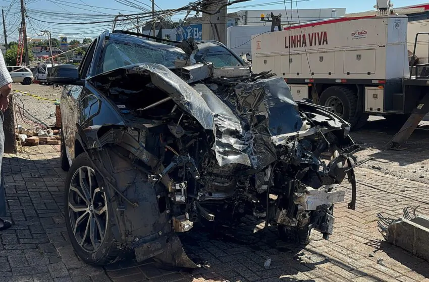  Veículo colide violentamente contra poste na madrugada deste sábado(09)