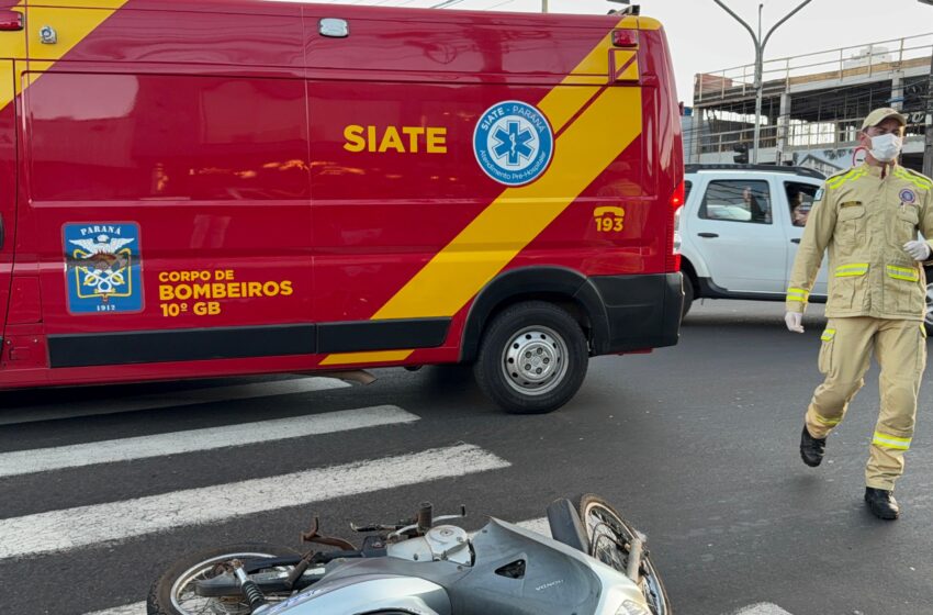  Carro colide contra motocicleta e deixa motociclista ferida na Avenida Júlio Assis Cavalheiro