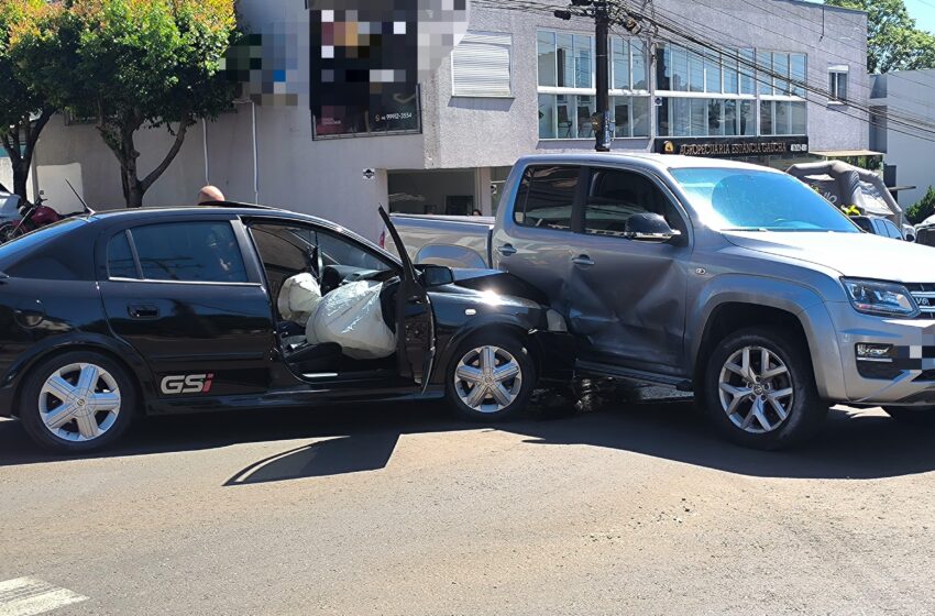  Colisão envolvendo carro e caminhonete é registrada no centro de Francisco Beltrão