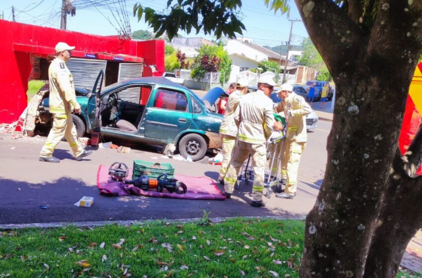  Condutor colide com lixeira do Corpo de Bombeiros após perder o controle do veículo