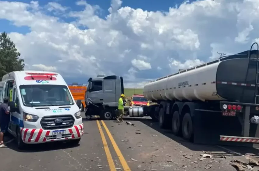  Homem morre e duas mulheres ficam feridas após colisão entre carro e caminhão; família estava a caminho de velório