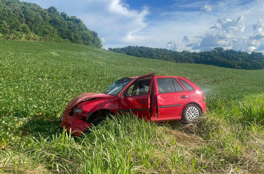  Adolescente fica ferida após carro sair da pista e capotar na PR-566