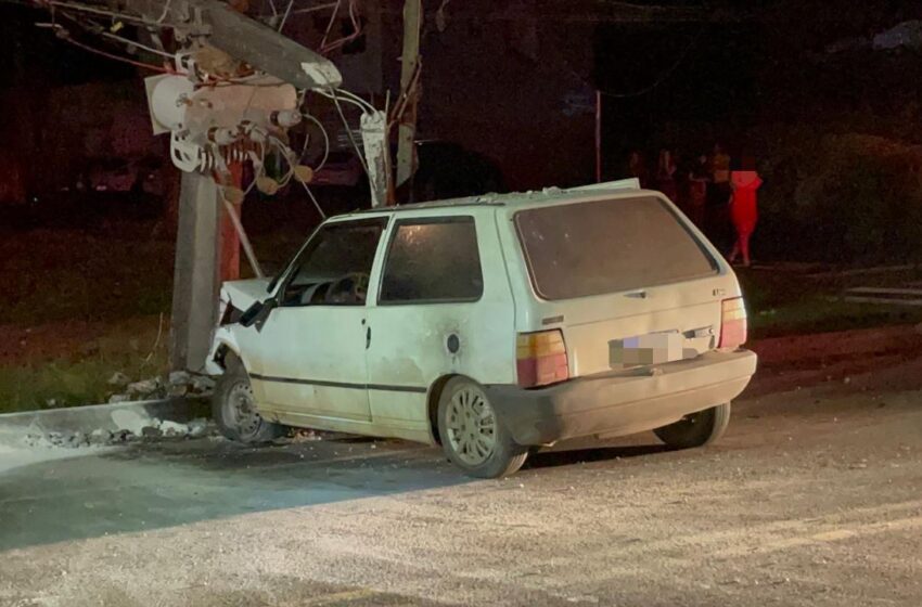  Após colidir carro contra poste, motorista é preso por dirigir embriagado