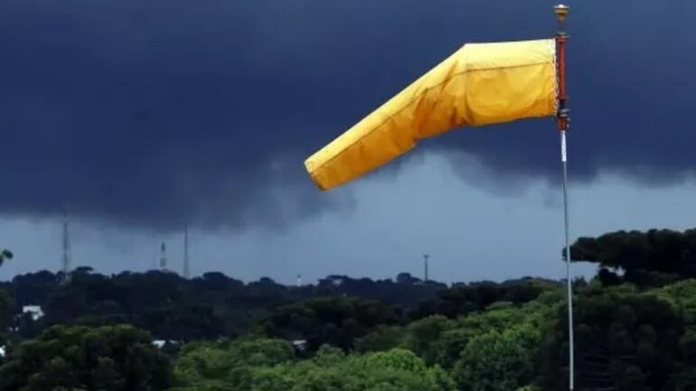  Frente fria no Paraná deve trazer risco de temporal e rajadas de vento de 90 km/h