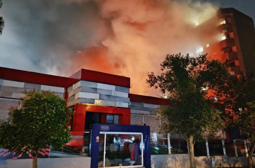  Incêndio atinge escola de inglês instantes após última turma sair do prédio