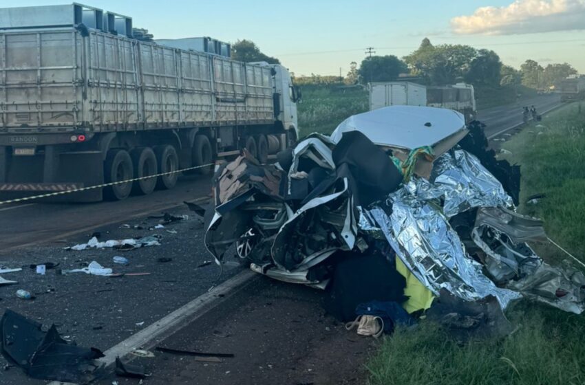  Grave colisão frontal entre carro e caminhão deixa quatro pessoas mortas na PR 182